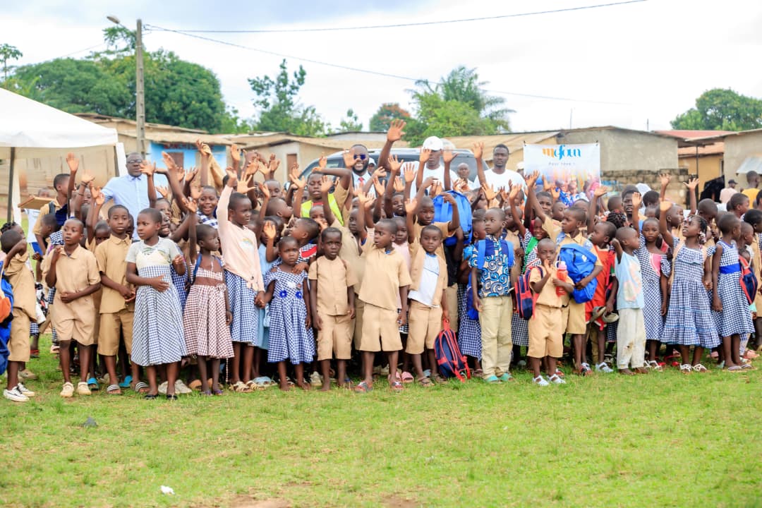 La joie des enfants de Gagnoa après notre don de kits scolaires